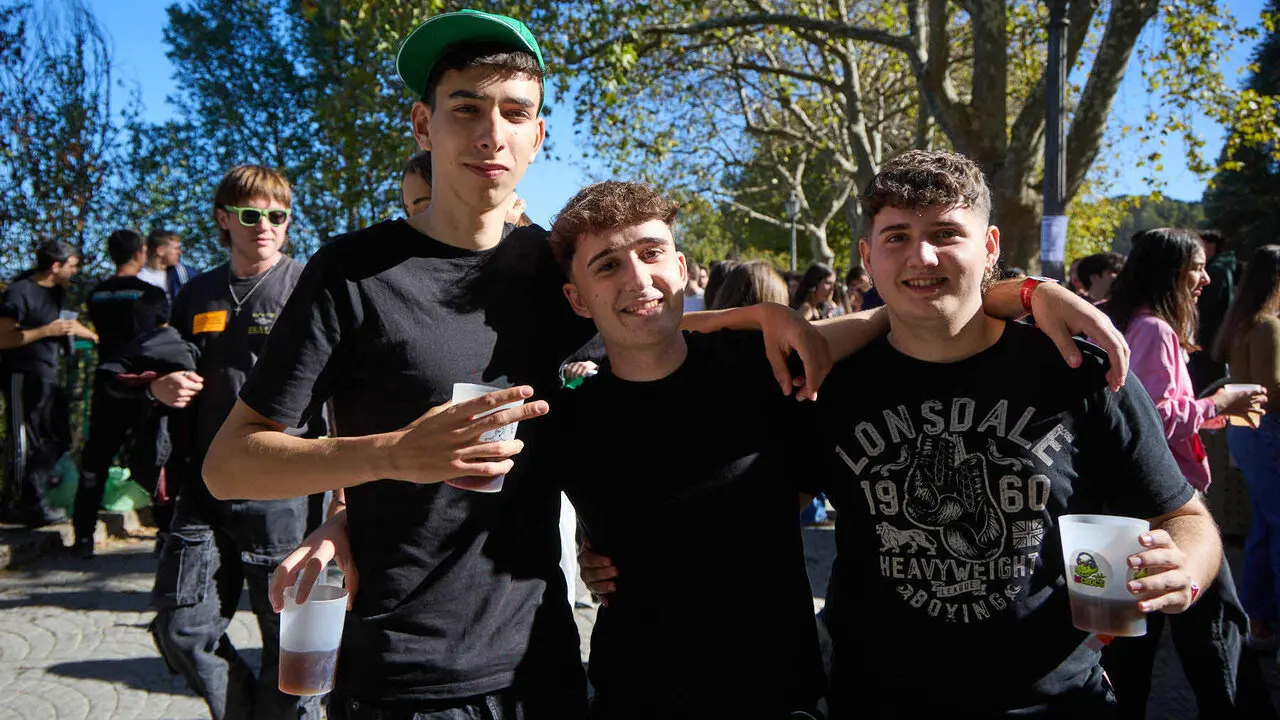 Botell&oacute;n y fiesta previa a la Carpa Universitaria de Oto&ntilde;o 2026 de los estudiantes de la Universidad P&uacute;blica de Navarra en el parque de la Medialuna de Pamplona. I&Ntilde;IGO ALZUGARAY