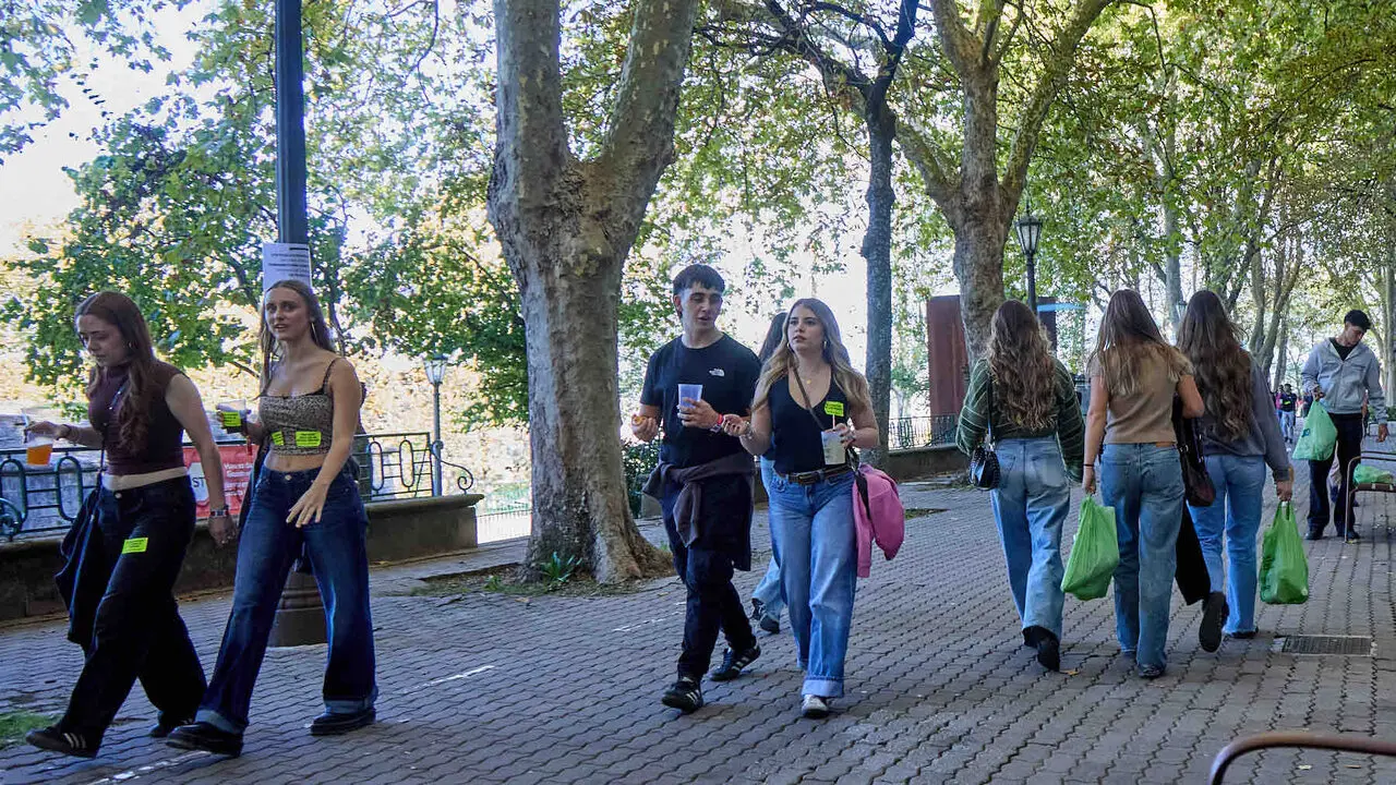 Botell&oacute;n y fiesta previa a la Carpa Universitaria de Oto&ntilde;o 2026 de los estudiantes de la Universidad P&uacute;blica de Navarra en el parque de la Medialuna de Pamplona. I&Ntilde;IGO ALZUGARAY