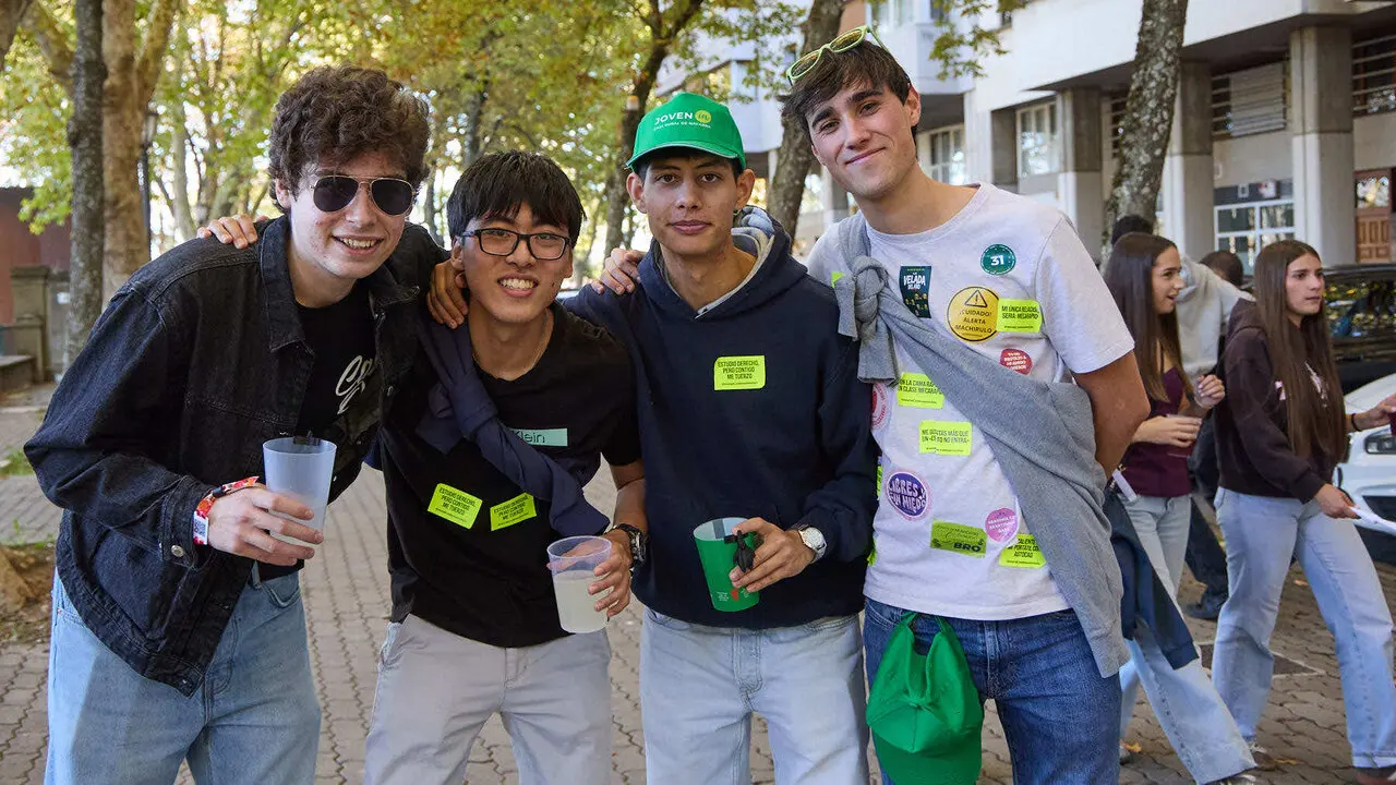 Botell&oacute;n y fiesta previa a la Carpa Universitaria de Oto&ntilde;o 2026 de los estudiantes de la Universidad P&uacute;blica de Navarra en el parque de la Medialuna de Pamplona. I&Ntilde;IGO ALZUGARAY