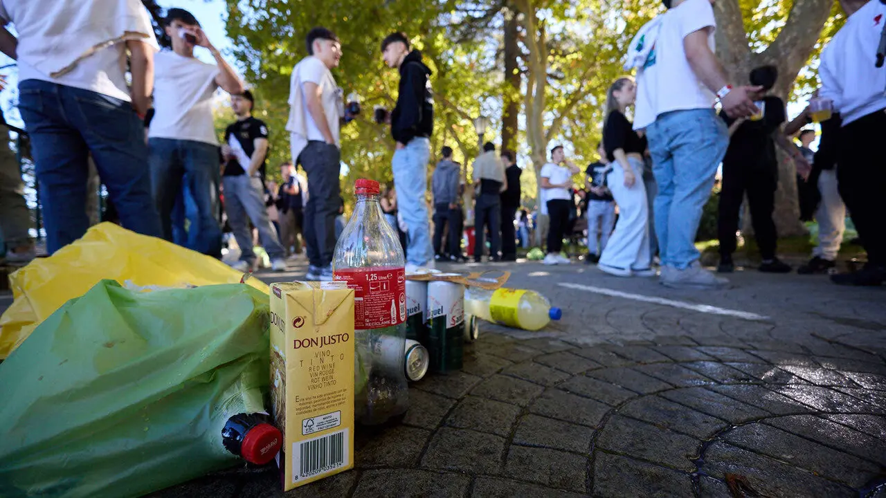 Botell&oacute;n y fiesta previa a la Carpa Universitaria de Oto&ntilde;o 2026 de los estudiantes de la Universidad P&uacute;blica de Navarra en el parque de la Medialuna de Pamplona. I&Ntilde;IGO ALZUGARAY