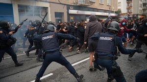 Un desalojo desata la violencia: el enfrentamiento de abertzales a la policía en Rochapea
