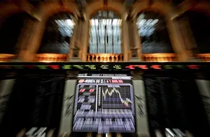 El Ibex se hunde un 5 % y registra la mayor caída desde 2012 por temor a China