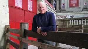 El tío de Peter Tassio, muerto en el encierro, llega a Pamplona en su camino a Santiago