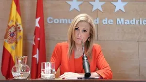 Cifuentes no dimitirá pese a que el rector de la universidad afirma que no hay constancia de que defendiese su TFM