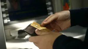 Detenida una mujer de 69 años por apoderarse de 900 euros que encontró en el suelo de un cajero