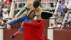 López Simón, cogido en su primero, sufre una cornada que llega hasta el recto