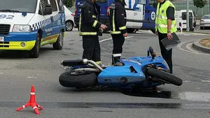 Herido un joven de 21 años tras caerse de su moto cuando circulaba por la avenida de Barañáin