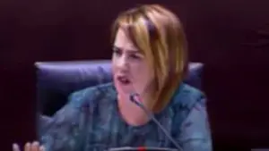 Ainhoa Aznárez calla a un parlamentario y le manda a hacer un "trío pasional"