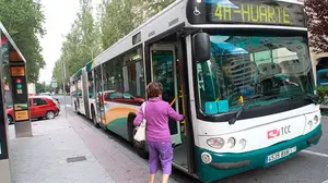 Dos heridos leves en una villavesa tras frenar el conductor para evitar un choque con un camión