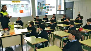 La Policía Municipal de Pamplona se adapta a la medidas Covid para seguir con sus charlas por los colegios