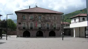 Bildu se salt&oacute; la ley para abrir el ayuntamiento de Bazt&aacute;n el 12 de octubre: "La incompetencia es notoria"