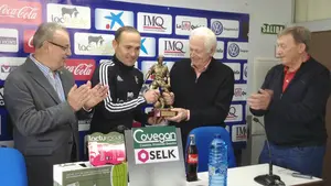 Entrega trofeo Veteranía