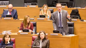 Jos&eacute; Javier Esparza: "Los que no sabemos euskera no somos parias"