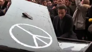 Un pianista toca el Imagine de Lennon a las puertas de la discoteca Bataclan