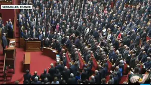 El presidente franc&eacute;s y el Congreso en Versalles cantan La Marsellesa