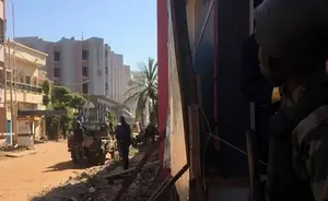 Al menos tres muertos en el asalto con 170 rehenes a un hotel de la capital de Mali