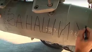 Miembros de la aviación rusa escribieron un mensaje en las bombas "Por París"