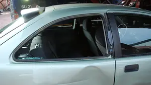 "Con las manos en la masa": un agente fuera de servicio pilla a dos ladrones robando dentro de un coche en la Rochapea