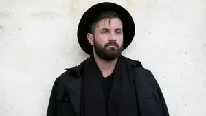 Abel Azcona se pone en la diana: un arma de fuego le apunta en su nueva performance