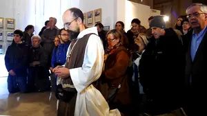 Decenas de fieles rezan el Rosario en la exposición de Abel Azcona 