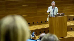 El Gobierno de Navarra rentendr&aacute; la paga extra a los funcionarios hasta 2017