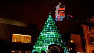 Sof&iacute;a enciende el &aacute;rbol ecol&oacute;gico de la Mancomunidad de Pamplona