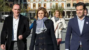 María Dolores de Cospedal pasea por el centro de Pamplona 