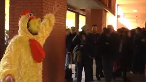 UPyD se disfraza de gallina para seguir a Rajoy, Sánchez, Rivera e Iglesias