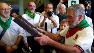 El inesperado homenaje de la Cofrad&iacute;a de San Saturnino a Patxi Mendiburu