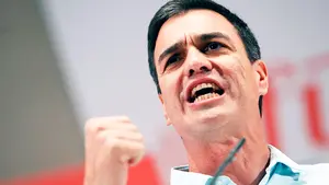 Pedro Sánchez sube el tono en defensa del PSOE en un mitin electoral
