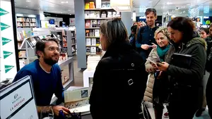 Decenas de lectores acuden a la firma de libros de Màxim Huerta en el Corte Inglés