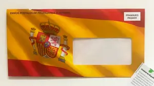 Vox denuncia el secuestro de su propaganda electoral por llevar la bandera española 