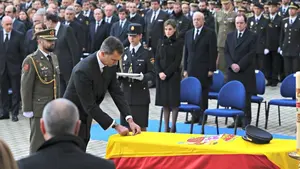 El Rey impone la Medalla de Oro al M&eacute;rito Policial a los dos polic&iacute;as asesinados en Kabul