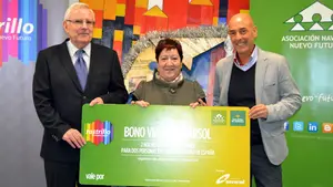 Angelines Goñi recibe el premio Rastrillo 2015 de la Asocición Navarra Nuevo Futuro