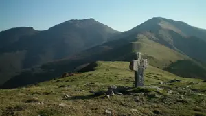 Un incendio todavía no controlado afecta a una zona de monte en Arantza