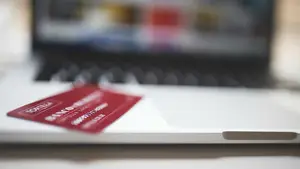 'Carding' en Pamplona: arrestado por utilizar la tarjeta de crédito de un amigo para gastar 1.000 euros por internet