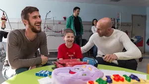 Osasuna lleva la Navidad a los ni&ntilde;os de la planta cuarta del Hospital Materno-Infantil
