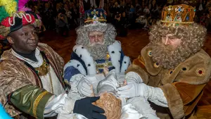 Los Reyes Magos realizan en la Misericordia la Adoración al Niño 