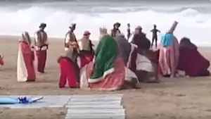 El rey Melchor se cae varias veces del camello durante la cabalgata de San Sebastián