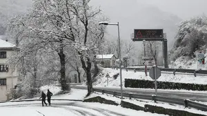 El Gobierno pide precaución al volante ante el descenso de la cota de nieve hasta los 400 metros