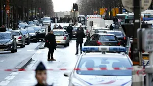 El hombre abatido en Par&iacute;s llevaba un cintur&oacute;n con falsos explosivos y grit&oacute; "Al&aacute; es grande"