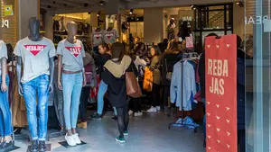 Las rebajas de invierno arrancan en Navarra con los comercios abriendo este domingo 8 de enero