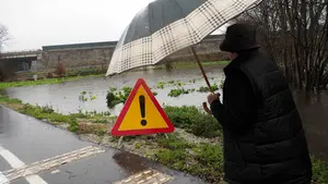 El r&iacute;o Arakil se desborda en Etxarren: las intensas lluvias en Navarra provocan el corte de la carretera de la Barranca 