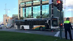 Un accidente entre un coche y una villavesa provoca retenciones en la Avenida del Ejército