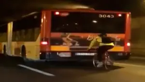 Circula en bicicleta a 80 km/hora en la Ronda Litoral de Barcelona