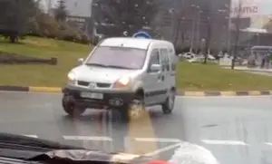 Un conductor despistado la lía en la rotonda de la Morea en Pamplona