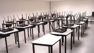 Abofetea al profesor de su hijastro por decirle que se porta mal en clase