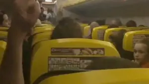 Una azafata siembra el pánico entre los pasajeros de un vuelo de Ryanair: "No queremos morir"