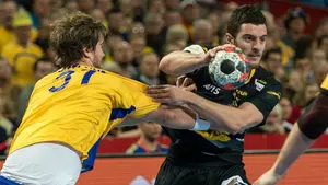 Los goles de Aginagalde y las paradas de Gonzalo marcan el camino a España