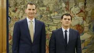 Rivera traslada al rey la "disposición" de Ciudadanos para "desencallar" la "guerra fría" entre PP y PSOE